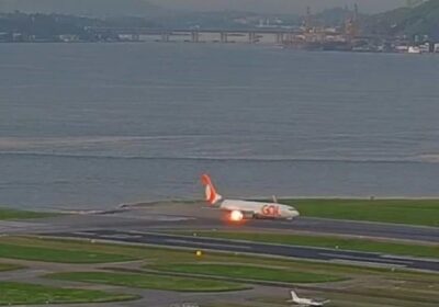 VÍDEO: Turbina de avião pega fogo durante decolagem em aeroporto