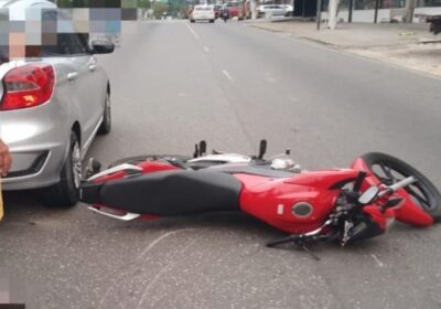 Trânsito fica lento após motociclista ser atingido por carro em avenida de Manaus