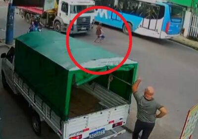 VÍDEO: câmera registra atropelamento de homem por caminhão em Manaus