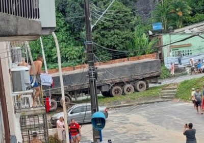 Caminhão invade casa em condomínio da zona centro-sul de Manaus