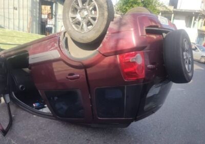 Carro capota após colidir com outro veículo em cruzamento de Manaus