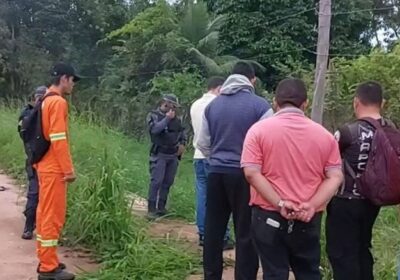 Cercado por urubus, corpo é achado enrolado em lençol em estrada do AM