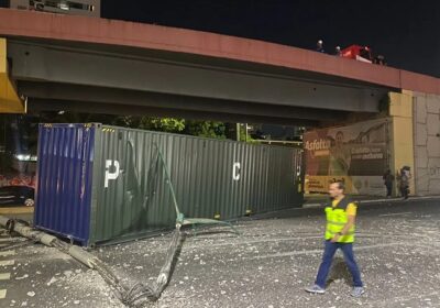 Contêiner cai de cima de viaduto após se desprender de carreta em Manaus