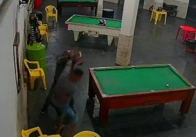 Homem morre esfaqueado após briga em bar; veja vídeo