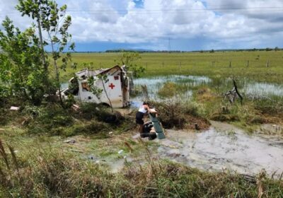 Militares ficam feridos após ambulância capotar e cair em rio na BR-174