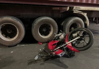 VÍDEO: Motociclista fica preso debaixo das rodas de carreta em grave acidente no Coroado