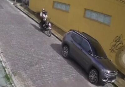 Motociclista morre e garupa fica ferido após grave colisão com carro estacionado; vídeo