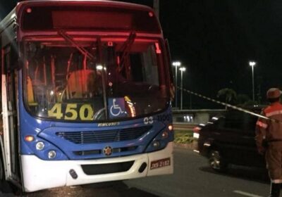 Motorista de ônibus é esfaqueado durante assalto na Avenida Max Teixeira em Manaus