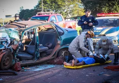 Motorista fica preso nas ferragens após carro bater de frente com caminhão