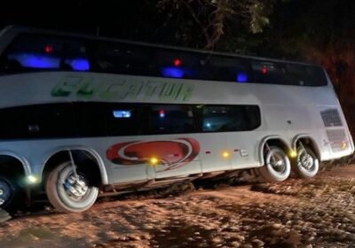 Ônibus de jogadores do Princesa tomba na BR-174 a caminho de jogo em Boa Vista