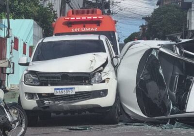 Trânsito fica caótico após carro capotar em rua de Manaus