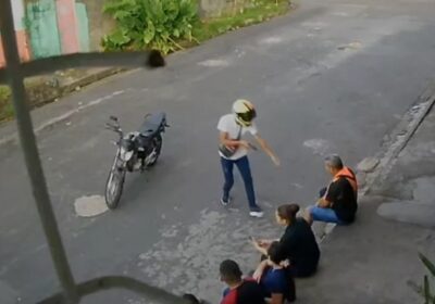 VÍDEO: Bandido “faz a limpa” a trabalhadores que esperavam condução em Manaus