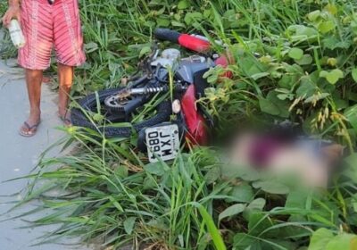 VÍDEO: mulher é encontrada morta ao lado de moto em estrada de Manaus