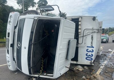 Caminhão de lixo tomba na avenida das Flores e deixa motorista ferido