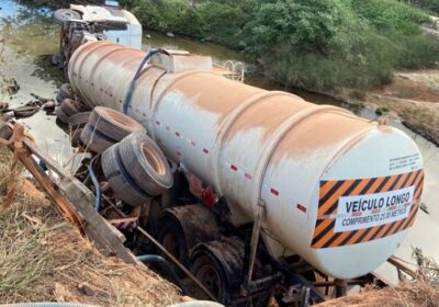 Carreta cheia de combustível tomba no Amazonas