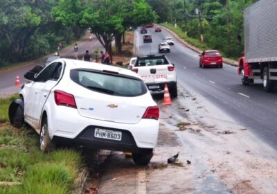 Carro invade canteiro e ‘arranca’ poste em avenida de Manaus