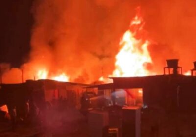 VÍDEOS: Incêndio destrói 36 casas e leva pânico à comunidade do litoral de SP