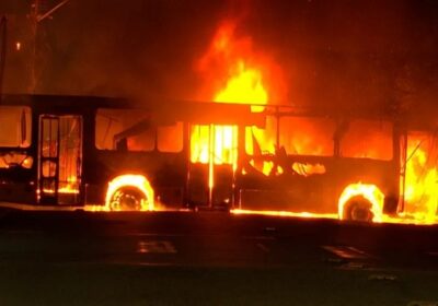 Motorista e passageiros ficam feridos após criminosos incendiarem ônibus