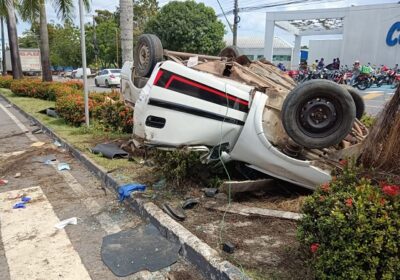 Motorista fica ferido após carro capotar em avenida de Manaus