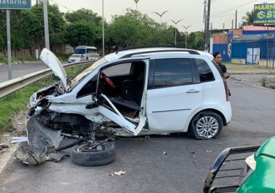 Motorista fica preso as ferragens após bater em canteiro central na Zona Norte de Manaus