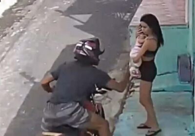 VÍDEO: Mulher é assaltada enquanto caminha com bebê nos braços em Manaus