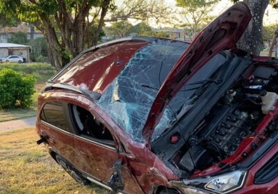 Mulher fica ferida após carro capotar e bater em árvore na Zona Norte de Manaus