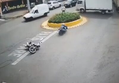 VÍDEOS: adolescente em moto é arrastada por fios arrebentados por caminhão