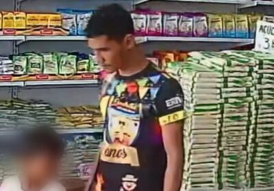 VÍDEOS: homem usa criança para tentar disfarçar roubo em mercadinho no AM