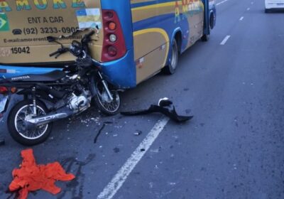 VÍDEO: motociclista morre após colidir com traseira de ônibus em Manaus