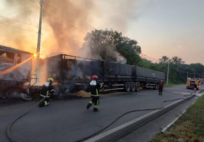 Corpo de Bombeiros combate incêndio em carreta que transportava soja na BR-174