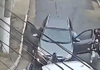 Criminosos ‘fecham’ motorista e roubam carro de luxo; veja vídeo