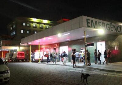 Jovem é baleado enquanto estava sentado em calçada no Jorge Teixeira