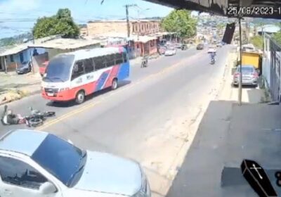 VÍDEOS: Motociclista é arremessado para baixo de micro-ônibus em Manaus