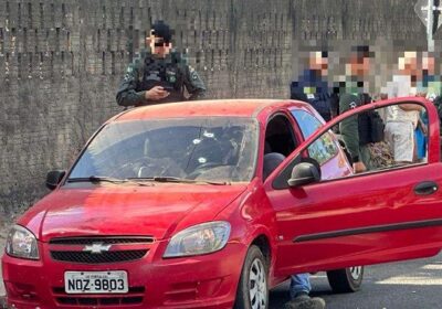 Pai e filho são mortos a tiros dentro de carro a caminho da escola