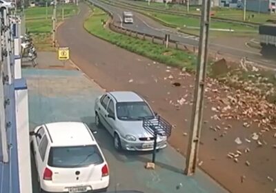 VÍDEO: Garrafas de chá caem de caminhão, se espalham na rodovia e derrubam motociclista