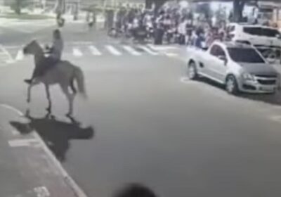 Vídeo mostra criminosos fortemente armados chegando e fugindo a cavalo após assalto