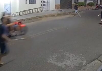 Vídeo mostra homem sendo agredido a pauladas em Manacapuru