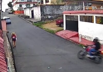 VÍDEO: À luz do dia, mulher é roubada por motociclista no São Jorge, em Manaus