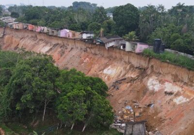 VÍDEOS: Barranco desmorona, arrasta casas e deixa moradores em pânico em Manicoré, no AM