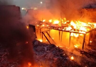 Casa é completamente destruída pelo fogo no Armando Mendes, em Manaus