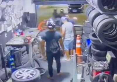 VÍDEO: Dupla invade borracharia, mata homem e verdadeiro alvo é baleado na perna