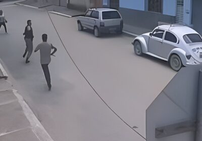 VÍDEO: Homem em surto psicótico morre baleado ao correr atrás de PM com faca