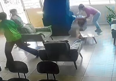 VÍDEO: Professora é agredida por mãe após concurso de rainha na escola