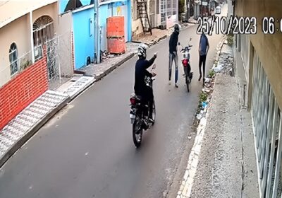 Câmera flagra motoqueiros cercando jovem e fazendo roubos pelo Alvorada