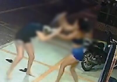 VÍDEO: Mulher esfaqueia ex-companheira do namorado no pescoço por “ciúmes obsessivos”