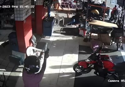 VÍDEO: Pistoleiro invade oficina e mata homem que esperava conserto de moto