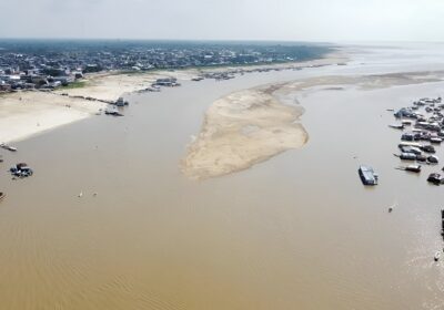 VÍDEO: Seca transforma lago do Amazonas em estrada e pessoas fazem travessia em motocicletas