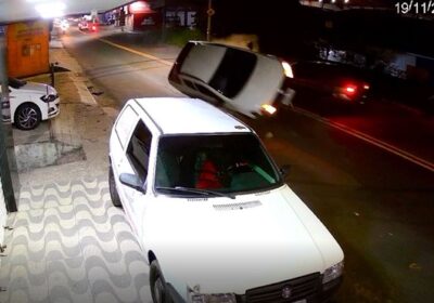 VÍDEO: Acidente impressionante! Pick-up capota ao colidir em carro parado