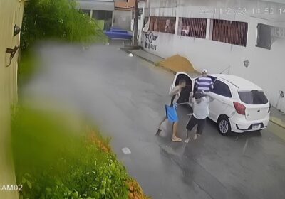 VÍDEO: Criminosos roubam carro após arrancar motorista do veículo em Manaus