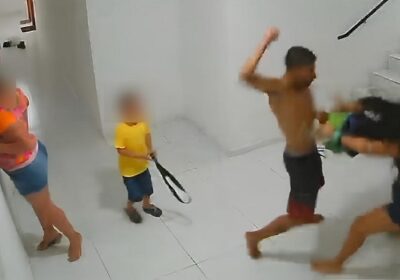 VÍDEO: Mulher é agredida com socos e chutes na frente de criança